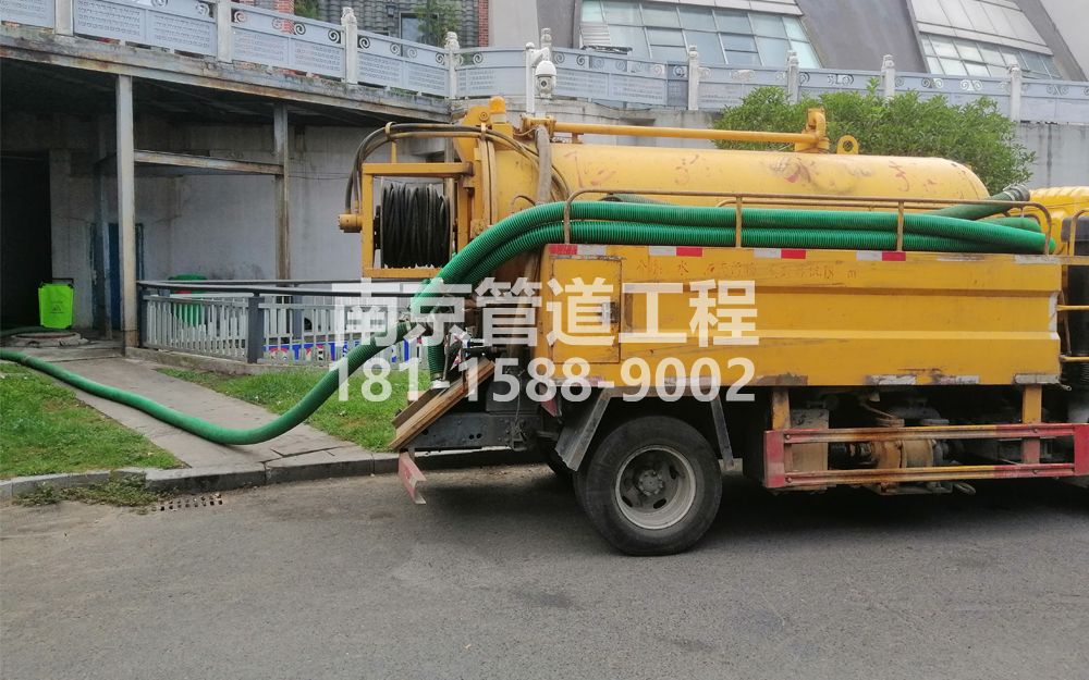 华侨路商场隔油池吸污