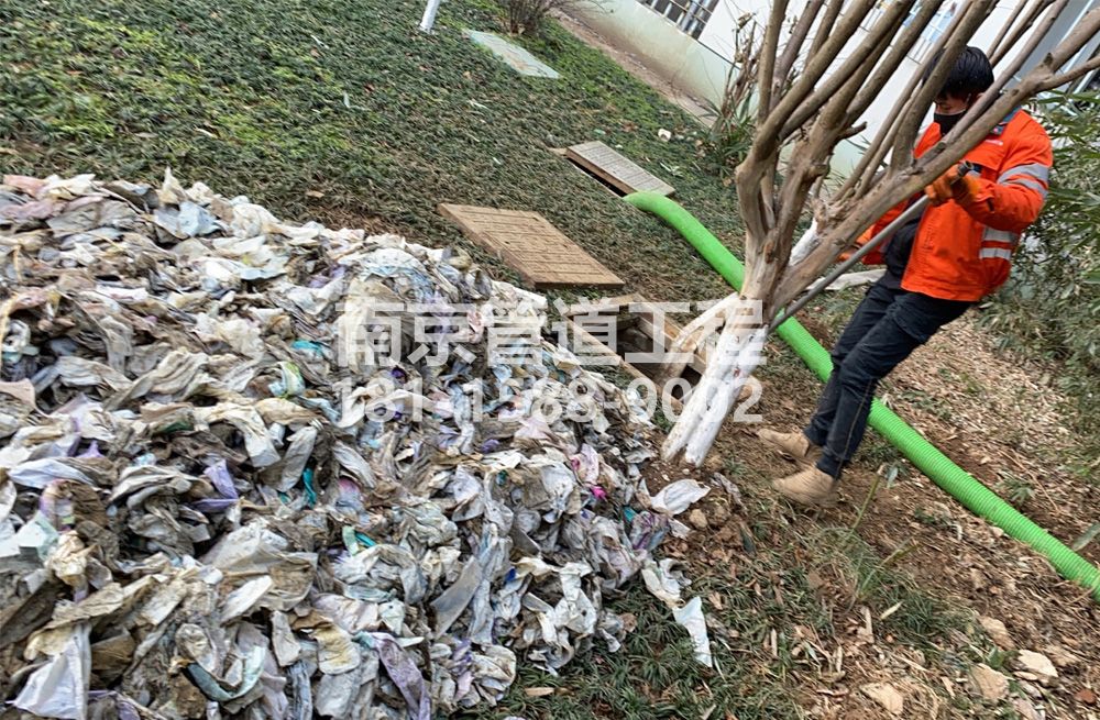 315华侨路化粪池垃圾清理